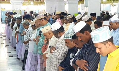 நாகூர் தர்காவில் பக்ரீத் முன்னிட்டு தொழுகையில் ஈடுபட்ட இஸ்லாமியர்கள்.