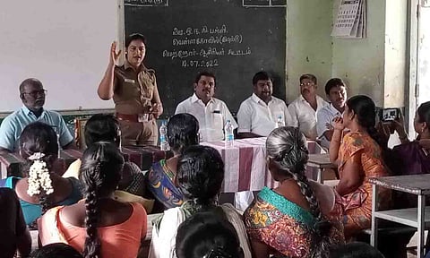 வெள்ளகோவில் போலீஸ் இன்ஸ்பெக்டர் ரமாதேவி குழந்தைகளை எவ்வாறு பாதுகாப்பாக வைத்துக் கொள்வது பற்றி எடுத்து கூறிய காட்சி.