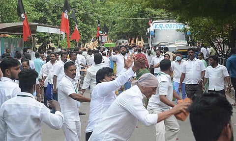 போர்க்களமாக மாறிய அ.தி.மு.க. தலைமை கழகம்- போலீஸ் குவிப்பு