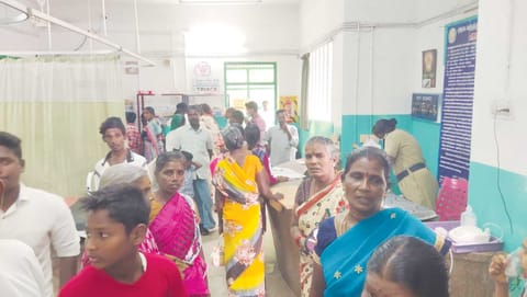 ஆரணி ஆஸ்பத்திரியில் காத்திருந்த நோயாளிகள்.
