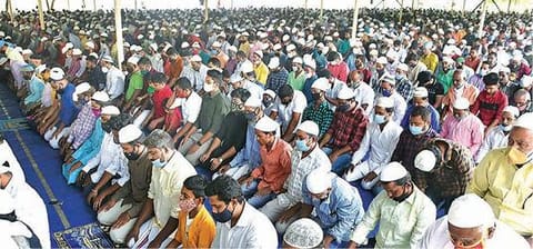 பக்ரீத் பண்டிகையையொட்டி முஸ்லிம்கள் சிறப்பு தொழுகை
