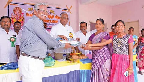 அதிக மதிப்பெண் பெற்ற அரசு பள்ளி மாணவிக்கு பாராட்டு சான்றிதழ் மற்றும் பரிசுகள் வழங்கிய சேலம் மாவட்ட கல்வி அலுவலர் உதயகுமார்.