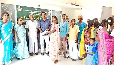 ரேஷன் கார்டு குறைதீர்க்கும் முகாமில் டி.எஸ்.ஓ பாபு மனுக்களை பெற்றார்.