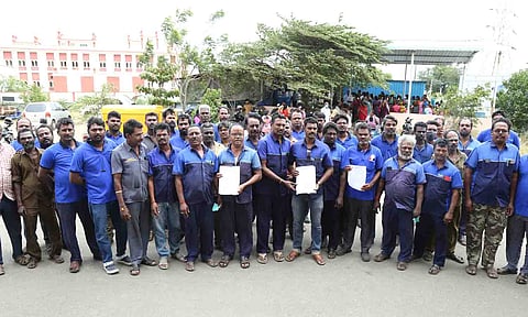 மோட்டார் வாகன பழுது பார்ப்போர்  நலச்சங்கத்தினர் கலெக்டரிடம் மனு அளித்த காட்சி.