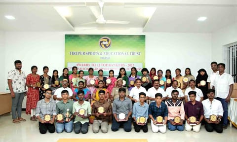 பரிசு பெற்ற மாணவர்களை படத்தில் காணலாம்.&nbsp;
