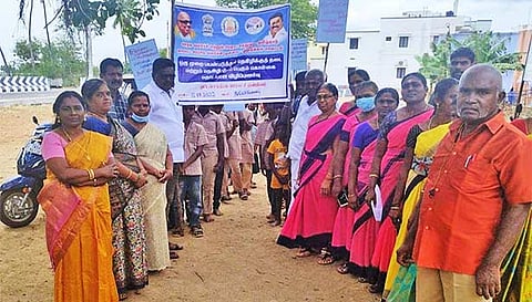 பேரணியில் கலந்து கொண்டவர்களை படத்தில் காணலாம்.