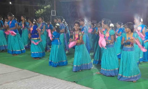 வள்ளி கும்மியாட்டத்தில் அரங்கேற்றம் செய்தவர்களை படததல் காணலாம்.