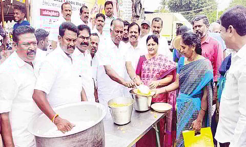 தியாகி அழகுமுத்துக்கோன் குருபூஜை விழாவையொட்டி பொதுமக்களுக்கு அன்னதானம் வழங்கப்பட்ட காட்சி.
