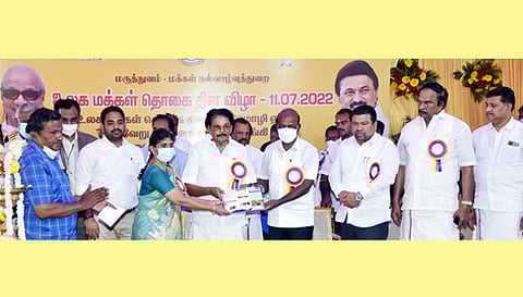 விழாவில் அமைச்சர்கள் சாத்தூர் ராமச்சந்திரன், மா.சுப்பிரமணியன் ஆகியோர் விழிப்புணர்வு கையேட்டினை வெளியிட்டனர்.&nbsp;