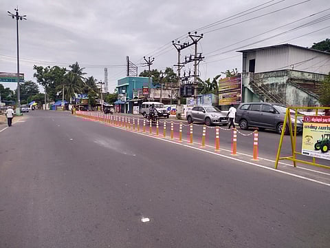 போக்குவரத்து நெரிசலை சரி செய்ய சாலையின் நடுவே தடுப்புக்கட்டை அமைத்திருக்கும் காட்சி.