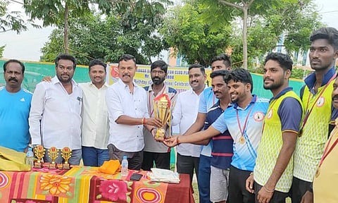 வெற்றி பெற்ற அணிகளுக்கு கராத்தே சுந்தர் ராஜன், சப்-இன்ஸ்பெக்டர் கீர்த்தி ஆகியோர் கோப்பைகளை வழங்கிய காட்சி.