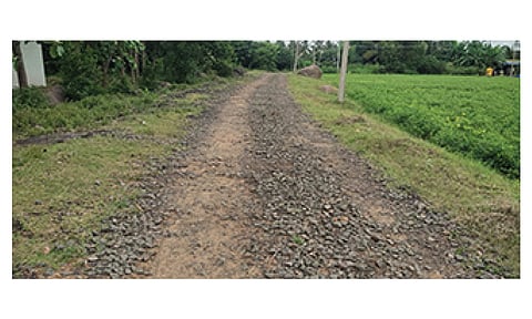 பாலக்கோடு அருகே பூர்காலன்கொட்டாய் கிராமத்தில் பழுதான சாலையால் பொதுமக்கள் அவதி