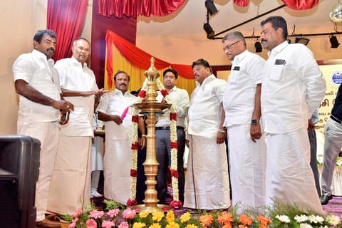  தொழிற்பயிற்சி மையத்தை அமைச்சர் சி.வி.கணேசன் குத்துவிளக்கேற்றி தொடங்கி வைத்த காட்சி.  