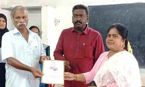 மேலாண்மை குழு உறுப்பினருக்கு சான்றிதழ் வழங்கப்பட்ட காட்சி.&nbsp;&nbsp;