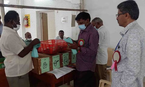 பல்லடத்தில் வாக்கு எண்ணும் பணி நடைபெற்ற போது எடுத்த படம்.