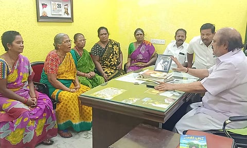 மீன் வியாபாரிகள் கென்னடி எம்.எல்.ஏ.வை சந்தித்து மீன் மார்க்கெட்டை சரி செய்து தருமாறு வலியுறுத்திய காட்சி.