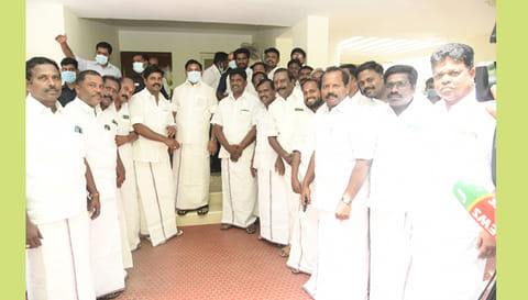 எடப்பாடி பழனிசாமிக்கு சிவகங்கை மாவட்ட நிர்வாகிகள் வாழ்த்து