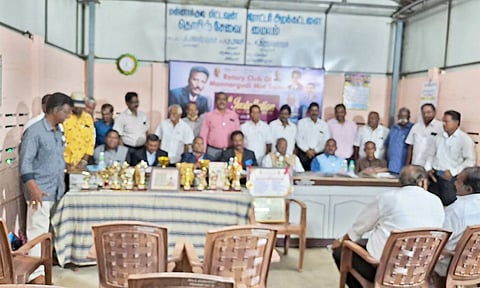 பள்ளி மாணவர்களுக்கு கல்வி உதவித்தொகையும், சீருடையும் வழங்கப்பட்டது.