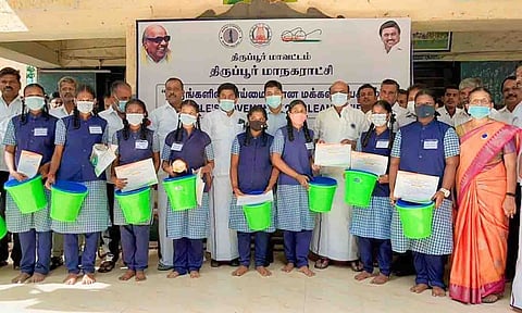 பள்ளி மாணவிகளுக்கு மக்கும், மக்கா குப்பையை பிரித்து வழங்கும் வகையில் குப்பை பாக்சை செல்வராஜ் எம்.எல்.ஏ., மேயர் தினேஷ்குமார் அருகில் மாநகராட்சி கமிஷனர் கிராந்தி குமார் மற்றும் பலர் உள்ளனர்.