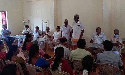 &nbsp;கோவில்  கும்பாபிஷேக விழா குறித்து பக்தர்கள் ஆலோசனை கூட்டம் நடைபெற்ற காட்சி.&nbsp;&nbsp;