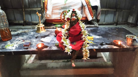 அம்மன் கோவிலில் கண்டெடுக்கப்பட்ட சாமி சிலையை படத்தில் காணலாம்.