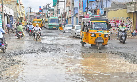 சேறும் சகதியுமாக மாறிய கோட்டார் சாலை - வாகன ஓட்டிகள் அவதி