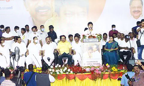 கூட்டத்தில் உதயநிதி ஸ்டாலின் பேசிய காட்சி. அருகில் அமைச்சர் காந்தி, மாவட்ட செயலாளர் நந்தகுமார் எம்.எல்.ஏ. மற்றும் பலர் உள்ளனர்.