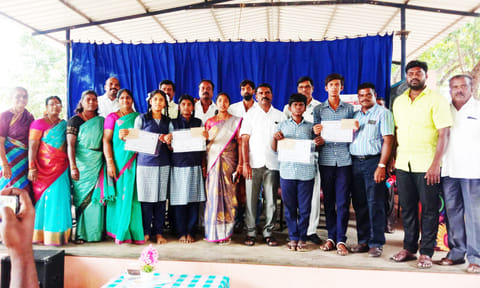 ஜோலார்பேட்டை பகுதியில் உள்ள அரசு பெண்கள் மேல்நிலைப் பள்ளியில் நடைபெற்ற பேச்சு போட்டியில் வெற்றி பெற்ற மாணவர்களுக்கு பரிசு அளிப்பு விழா நடைபெற்றது.