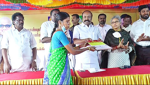 அமைச்சர் பெரியகருப்பன் கடன் உதவி மற்றும் நலத்திட்ட உதவிகள் வழங்கினார்.