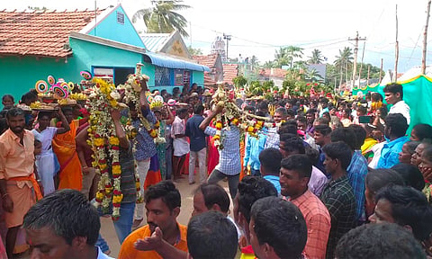 திருவிழாவில் கலந்து கொண்ட பக்தர்களை படத்தில் காணலாம்.