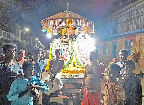 சத்தியவாகீஸ்வரரும், கோமதி அம்பாளும் வாகனத்தில் எழுந்தருளி திருவீதி உலா வந்தனர்.&nbsp;