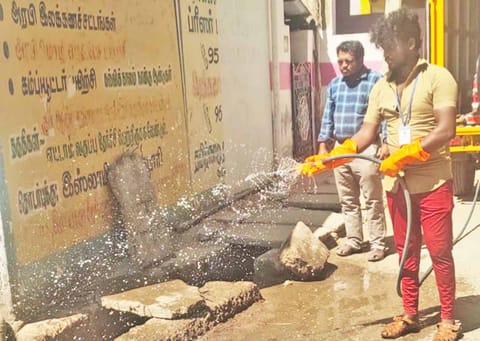 மேலப்பாளையம் பகுதியில் ஒரு தெருவில் கிருமி நாசினி தெளிக்கப்பட்ட காட்சி.