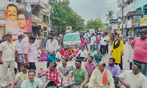 விபத்தில் இறந்த மாணவனுக்கு நியாயம் கேட்டு விழுப்பிரம் சாலையில் உறவினர்கள் மறியலில் ஈடுபட்ட காட்சி.