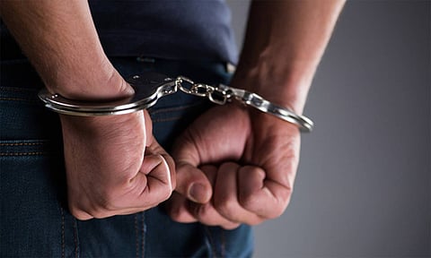 வட மாநில தொழிலாளியிடம் கத்தியை காட்டி பணம் பறித்த வாலிபர் கைது