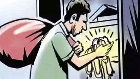 வீடு புகுந்து நகை திருடியவருக்கு வலைவீச்சு