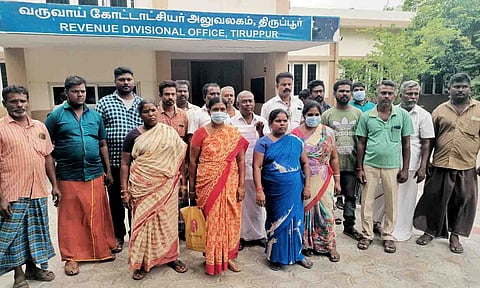 மனு கொடுக்க வந்த வியாபாரிகள்.