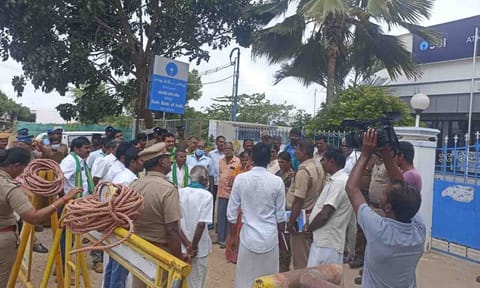 போலீசார் மற்றும் வங்கி நிர்வாகத்தினர் வாடிக்கையாளர்களடிம் பேச்சுவார்த்தை நடைபெற்ற காட்சி.