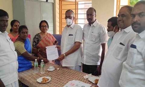 கோவை எம்.பி., பி.ஆர்.நடராஜன் பொதுமக்களிடம் மனுக்களை பெற்று கொண்ட காட்சி.