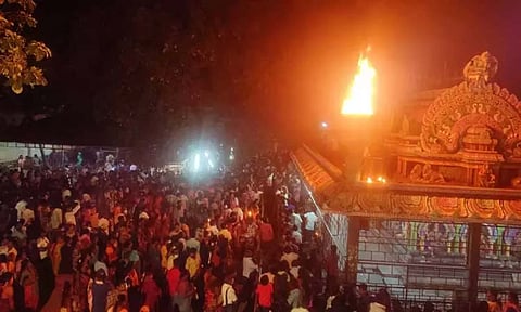 பவுர்ணமியையொட்டி திருவக்கரை வக்ரகாளியம்மன் கோவிலில் மகா தீபம் ஏற்றம்