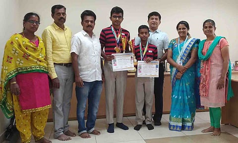 தங்கப்பதக்கம் வென்ற மாணவர்கள் ஆகாஷ்குமார், நகுலேஷ் ஆகியோரை பள்ளி நிர்வாகம் வரவேற்று பாராட்டிய காட்சி.