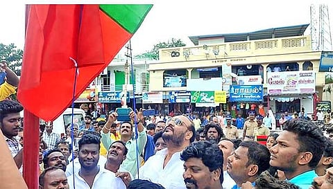 நிலக்கோட்டை நால்ரோடு பகுதியில் ஜான்பாண்டியன் கட்சி கொடியை ஏற்றி வைத்தார்.