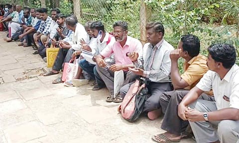 காது கேளாதோர் பள்ளியில் மாணவிகளுக்கு பாலியல் தொல்லை கொடுக்கும் ஆசிரியர்கள்- கலெக்டர் அலுவலகத்தில் புகார்