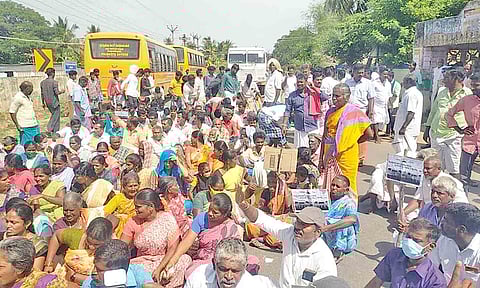 பொதுமக்கள் சாலை மறியலில் ஈடுபட்டனர்.