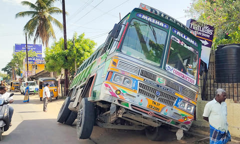 வடிகால் வாய்க்காலில் கவிழ்ந்து கிடக்கும் லாரியை படத்தில் காணலாம்.&nbsp;