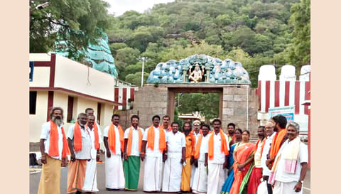 மதுரை புறநகர் மாவட்ட பாரதீய ஜனதா கட்சியின் ஆன்மிக பிரிவின் மாவட்ட தலைவர் தர்மலிங்கம் தலைமையில் அழகர் கோவிலில் சாமி தரிசனம் செய்த நிர்வாகிகள்.