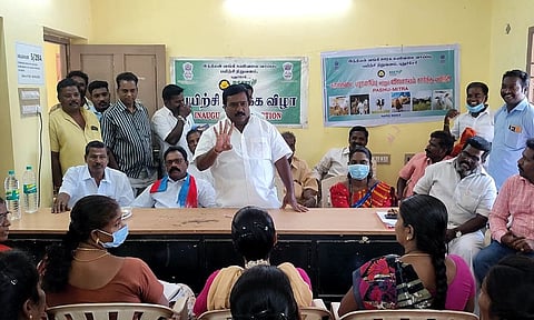 இலவச பயிற்சி முகாமில் சிவா எம்.எல்.ஏ. பேசிய போது எடுத்த படம்.