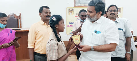 போட்டியில் வெற்றி பெற்ற மாணவர்களுக்கு பரிசு வழங்கப்பட்ட காட்சி. 