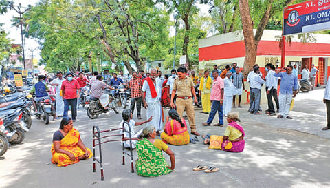 மறியலில் ஈடுபட்டவர்களை படத்தில் காணலாம்.