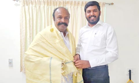 அமைச்சர் பெரியகருப்பனுக்கு ஷாநவாஸ் எம்.எல்.ஏ. பொன்னாடை அணிவித்தார்.