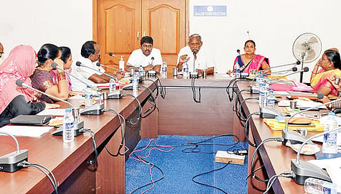 கூட்டத்தில் மேயர் மேயர்  ராமச்சந்திரன் பேசிய காட்சி. அருகில்  ஆணையாளர் கிறிஸ்துராஜ் உள்ளார்.